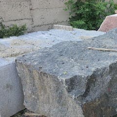 Стіл з натурального каменю на подвір’ї, робота майстерні ПРО камінь, Луцьк