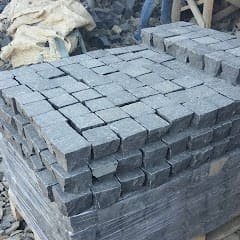 Гранітна бруківка на піддонах у цеху ПРО камінь на Львівській, 89б, Луцьк