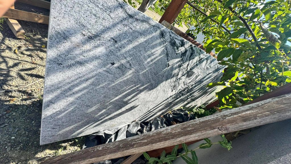Граніт Viscont White світлого кольору з природним візерунком — камінь для підвіконь, стільниць, сходів та виробів з натурального граніту