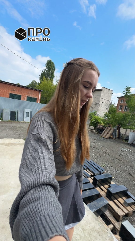 Бруківка з Покостівського граніту світло-сірого кольору на подвір’ї